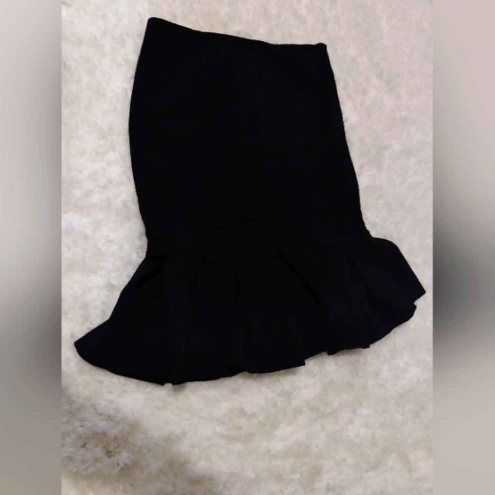 XOXO woman's size 1/2 black pencil skirt with pleated bottom